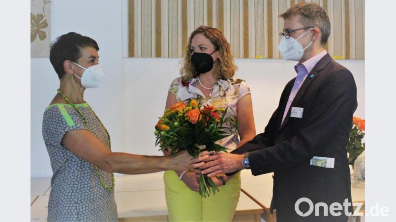 Chefarzt Dr. Matthias Hipp (rechts) überreichte ein Dankeschön an Künstlerin und Kunsttherapeutin Michaela Peter sowie die Koordinatorin der Integrativen Onkologie, Doris Kölbl (Mitte). Bild: Dagmar Williamson