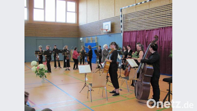 Das Nürnberger Streichorchester „Ventuno“ konzertierte mit dem Programm „Dis-Tanz 2.0“ in der Pressather Mehrzweckhalle. Bild: rbr