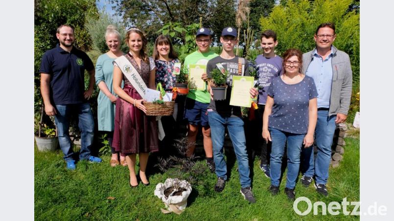 Ehrungen gab es beim Gründungsjubiläum der „Flosser Gartenkrähen&quot; Von links: Schatzmeister Thomas Stetter, Betreuerin Christine Schreiber, Holunderkönigin Sandra Neubeck, Betreuerin Sigrid Strobel, Luca-Leon Siegler, Lukas Streit, Sebastian Achatz, Betreuerin Nicole Venzl und Zweiter Bürgermeister Oliver Mutterer. Bild: le
