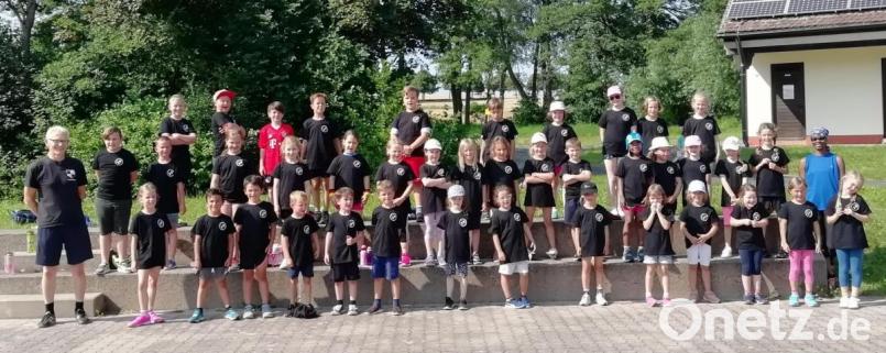 Trainer Alfred Kick (links) hatte zum Ferienbeginn für die jungen Leichtathleten verschiedene Spiele vorbereitet. Die Fairtrade-Biobaumwoll-T-Shirts hatte die Stadt Kemnath gesponsert. Bild: Alfred Kick/exb