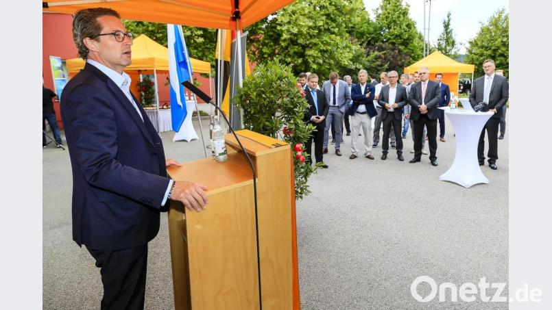 Verkehrsminister Andreas Scheuer hob in seiner Rede beim kleinen Festakt auf dem Gelände der Burglengenfelder Feuerwehr vor rund 50 geladenen Vertretern der Kommunalpolitik die Bedeutung der digitalen Infrastruktur hervor. Bild: Hösamer