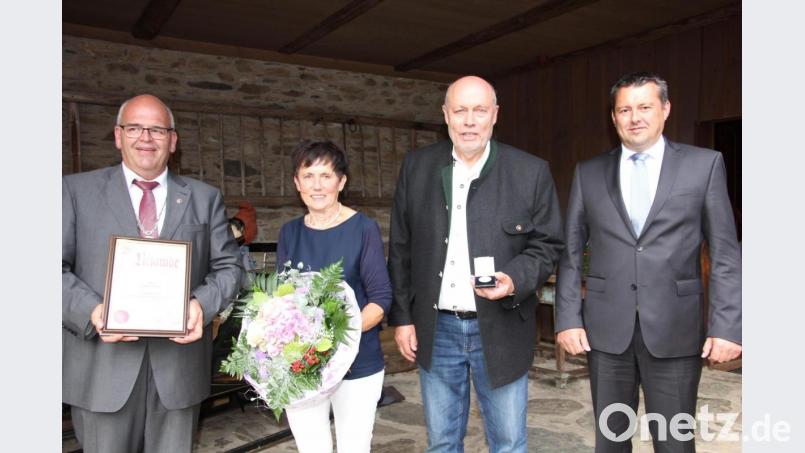 Nach der Preisverleihung, von links, Bürgermeister Klaus Meyer, Edeltraud und Albert Köstler, sowie Zweiter Bürgermeister Christian Hebert. Bild: kro