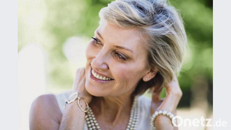 Im Alter werden die Haare meist spröde und verlieren an Glanz und Kraft. Die richtige Ernährung und Pflege können hier oft viel bewirken. Symbolbild: Zerocreatives/Westend61/dpa