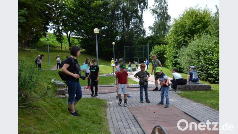 29 Kinder nahmen am Minigolf-Turnier des OWV Moosbach teil. Aufgeteilt in Gruppen dem Alter entsprechend wurde gespielt und die Sieger jeder Gruppe ausgezeichnet. Bild: gi