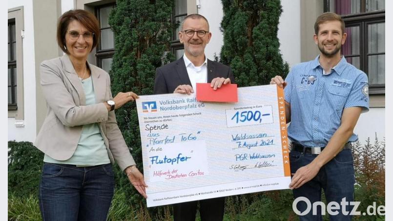 Bei der Übergabe des symbolischen Spendenschecks vorm Pfarrhof am Basilikaplatz Waldsassen, von links Zweite Pfarrgemeinderatssprecherin Sabine Ernstberger, Stadtpfarrer Dr. Thomas Vogl und Pfarrgemeinderatssprecher Andreas Grillmeier. Bild: Pfarrgemeinderat Waldsassen/exb