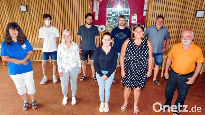 Neue junge Gesichter im Falken-Vorstand. Zusammen mit der Vorsitzenden Sandra Redel (Dritte von links) und Stellvertreterin Kimberly Bading (Mitte) leiten künftig (von links) Claudia Fischer, Timo Busch, Steffi Aleksa, Lukas Giestl, Markus und Manfred Gillich sowie Manfred Dorsch die Geschicke der Falken. Bild: hai
