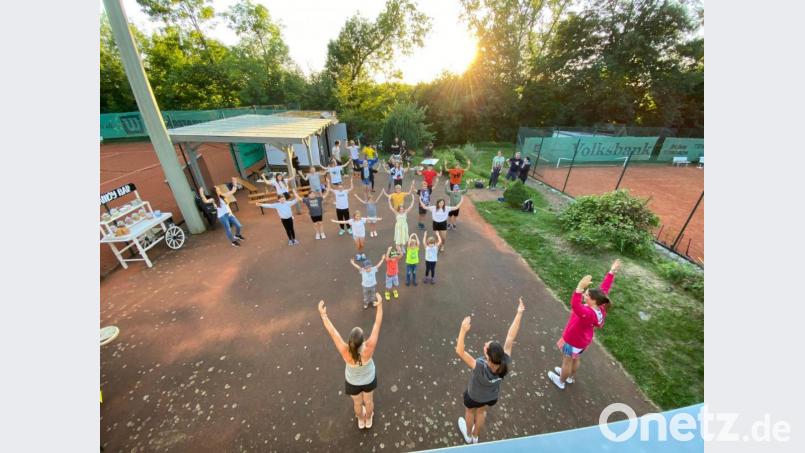 Die Sommernachtsparty der DJK-Tennisabteilung war ein voller Bild: Marcel Wollmann/exb
