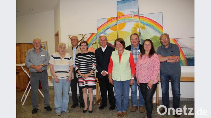 Präses Pfarrer Ludwig Gradl (Mitte) gratuliert dem neuen Vorstand (von links): Otto Held und Christa Renners als stellvertretende Vorsitzende, Manfred Baldauf und Hildegard Zimmer-Sperl als Erste Vorsitzende sowie Hildegard Zimmer-Sperl als Schriftführerin, Anni Schneider als Zweite Schatzmeisterin, Josef Schlaffer als Revisor, Birgit Busch als Erste Schatzmeisterin und Michael Lippert als Revisor. Bild: ads