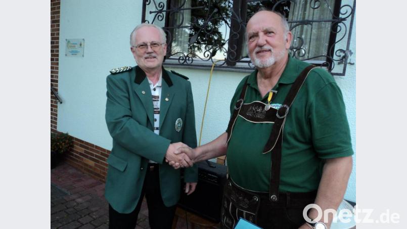 Gauschützenmeister Johann Dirrigl gratulierte Edi Biersack (rechts) im Namen des OSB zur Auszeichnung. Bild: ksi