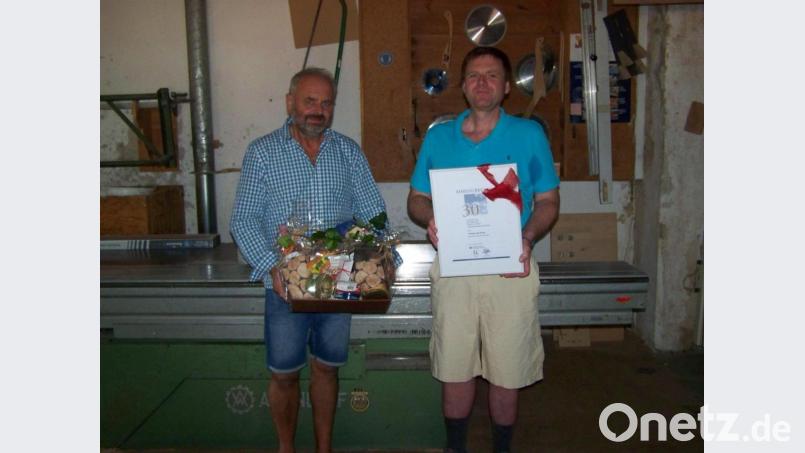 Schreinermeister Rudi Gössl (links) ehrt seinen Altgesellen Werner Hartmann für 30-jährige Betriebszugehörigkeit Bild: rrd