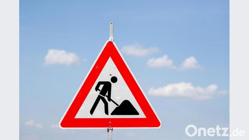 Vom 10. bis 20. August ist die Straße zwischen Reuth bei Erbendorf und Thumsenreuth wegen Sanierungsmaßnahmen für den Verkehr gesperrt. Symbolbild: Jan Woitas/dpa