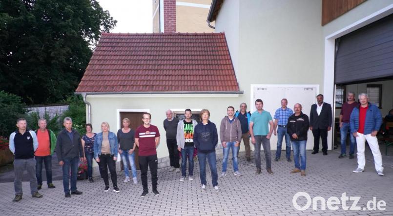 Der neue Dorfrat von Lennesrieth mit Dorfsprecher Werner Ertl (Dritter von links) und seinem Stellvertreter Christoph Striegl (Siebter von links). Bild: fvo