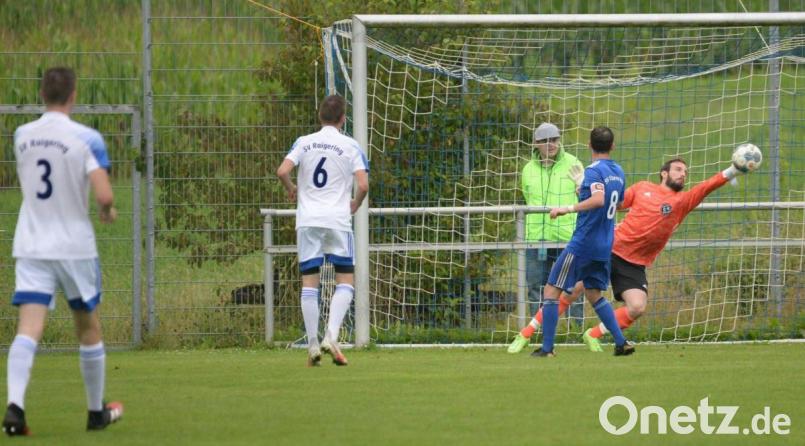 Ein Stürmer mit ungewohnten Fähigkeiten: Johannes Pötzl (rechts) musste beim Gastspiel in Raigering das Gehäuse des SV Etzenricht hüten, weil beide etatmäßigen Keeper verletzt ausgefallen waren. Bild: brü