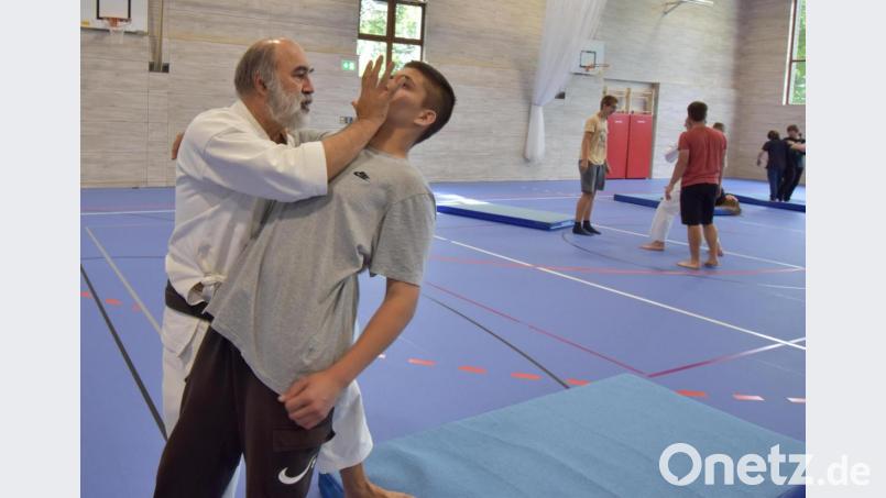 Lehrreiche Handgriffe erlernten die Mittelschüler unter anderem von Josef Pflaum (links) vom TV-Dojo Vohenstrauß. Diese Kooperation lohnte sich für die Schüler in jedem Fall. Bild: dob