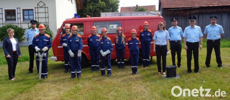 Dem erfolgreichen Feuerwehrnachwuchs gratulierten (von links) Bürgermeisterin Sonja Meier, Jugendwartsprecher Thomas Biegerl, Jugendwart Katrin Götz, Kreisjugendwart Christoph Spörl, stellvertretender Jugendwart Johann Wagner und Kreisbrandmeister Peter Killermann. Bild: amö