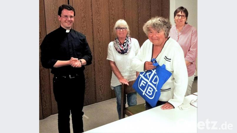 Freuen sich über Zuwachs beim Frauenbund: Pfarrer Stephan Rödel (von links), Andrea Meiler, Neumitglied Rita Kreuzer und Vorsitzende Regina Völkl. Bild: R. Kreuzer