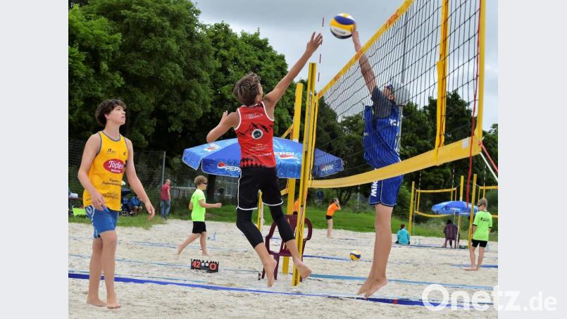 Sebastian Helm (links) vom VC Amberg und Mika Takano (TSV Grafing, am Netz) holten bei der bayerischen Beachvolleyballmeisterschaft der U14 Silber. Archivbild: Hubert Ziegler