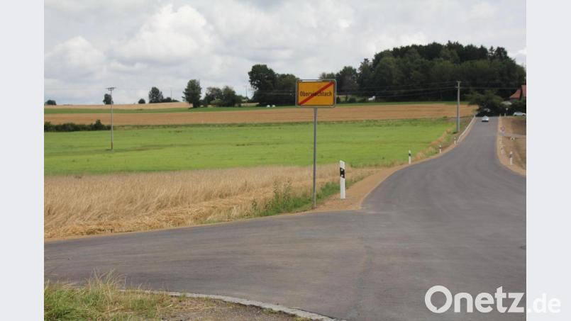 Links der Verbindungsstraße zwischen dem Oberviechtacher Stadtteil Hof (rechts im Hintergrund) zum Gewerbegebiet West soll ein zehn Hektar großer Solarpark entstehen. Die Anwohner wehren sich. Bild: frd