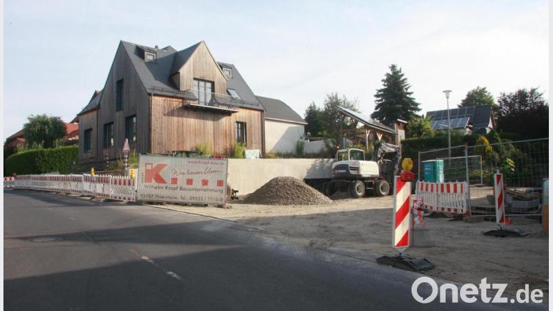 Die Ortsmitte in Fuchsmühl ist wegen der Sanierung des Mehrzweckplatzes Ost derzeit eine Baustelle. Eingebunden in den ersten Bauabschnitt war auch der Plan, dort die Bushaltestelle einzubinden. Die Idee wird jetzt doch nicht realisiert. Bild: wro