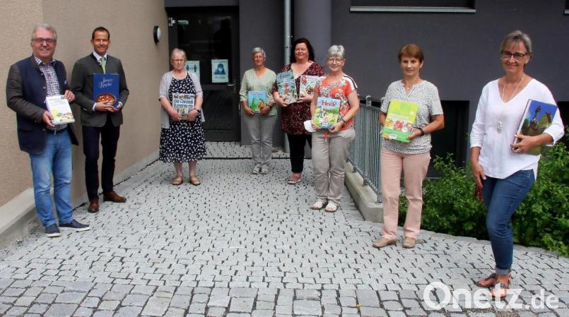 Das Treffen fand in und vor der Gemeindebücherei statt. Im Bild (von links) Bürgermeister Toni Dutz und Abgeordneter Albert Rupprecht zusammen mit dem Büchereiteam: Edeltraud Konz, Büchereileiterin Anette Philipp, Margot Konz, Doris Ulmer, Waltraud Weber und Anita Weber-Tretter. Bild: wro