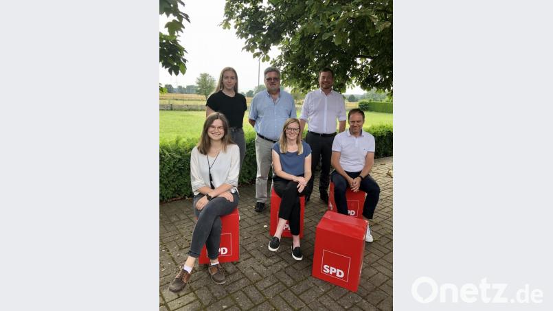 Bundestagsabgeordneter Uli Grötsch (hinten, rechts) gratulierte der SPD-Führungsmannschaft zur Wiederwahl und zur hervorragenden Arbeit vor Ort. Bild: du