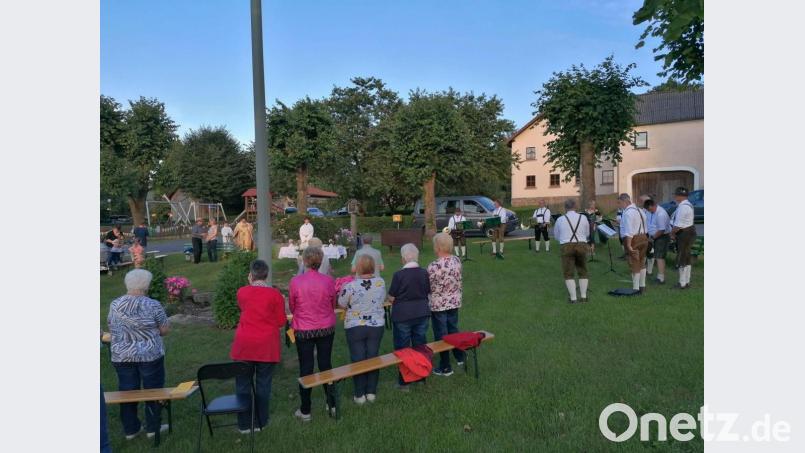 Pfarrer Konrad Amschl segnete den neuen Spielplatz in Naab. Bild: Petra Fischer/exb
