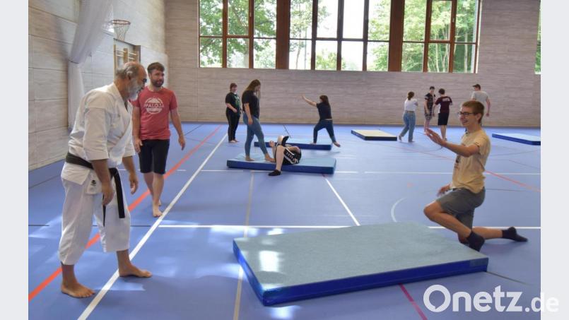 Lehrreiche Handgriffe erlernten die Mittelschüler unter anderem von Josef Pflaum (links) vom TV-Dojo Vohenstrauß. Bild: dob