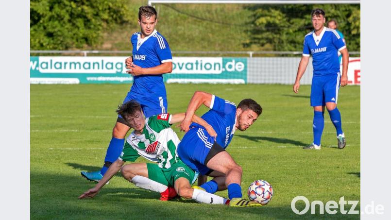 Die Spieler des SV Schwarzhofen (blaue Trikots) hielten die Partie gegen den SV Schalding-Heining lange Zeit offen, um dann doch den Kürzeren zu ziehen. Bild: Guenter Uschold