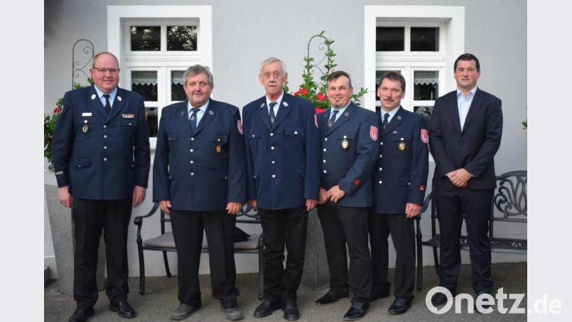 Drei Jahrzehnte führte Albert Schober (Dritter von links) als Kommandanten die Feuerwehr Atzenhof. Als sein Stellvertreter stand ihm 18 Jahre lang Rudolf Lehner (Zweiter von links) zur Seite. Beide wurden abgelöst vom ersten Kommandanten Georg Hammer (Dritter von rechts) und zweiten Kommandanten Helmut Viehbacher (Zweiter von rechts). Zur Wahl gratulierten Kreisbrandmeister Helmut Schatz und Bürgermeister Martin Schwandner. Bild: bnr
