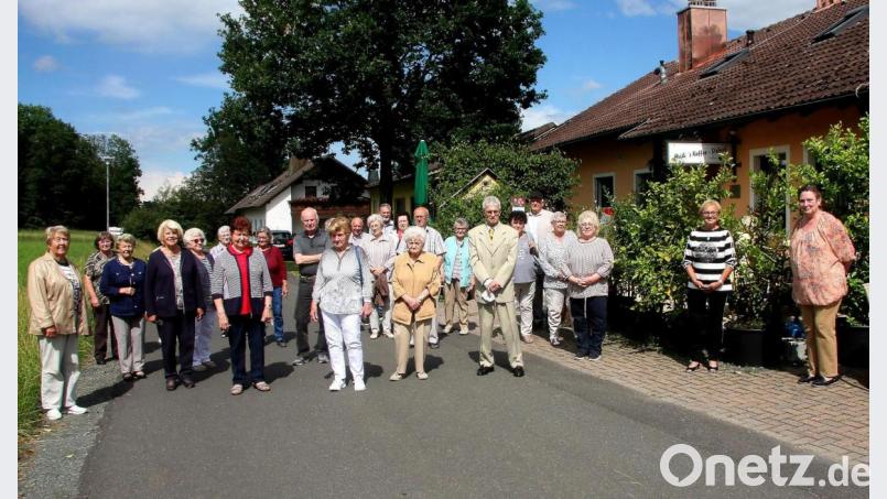 Geleitet wurde der AWO-Ausflug mit Gedenken an den Ehrenkreisvorsitzenden Erich Köllner von Marianne Scheffler (Dritte von rechts). Dazu eingeladen war auch Erich Köllners Witwe, Marianne Köllner (Zweite von rechts). Bild: wro
