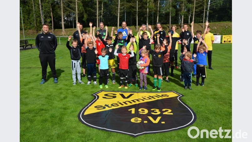 Gute Laune herrschte auf dem Fußballgelände des SV Steinmühle. 19 Kinder kamen zum Schnuppertraining im Rahmen des Ferienprogramms. Im Mittelpunkt des gut einstündigen Trainings stand der Ball und vor allem der Spaß, so Jugendleiter Christian Hecht (links). Bild: jr