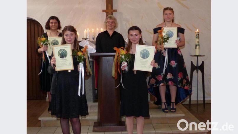 Jasmin Platow, Vanessa Schmidt, Angelina Kimmich und Mandy Kienert (von links) feierten Konfirmation. In der Bildmitte Religionspädagogin Gabi Mehlan. Bild: hme