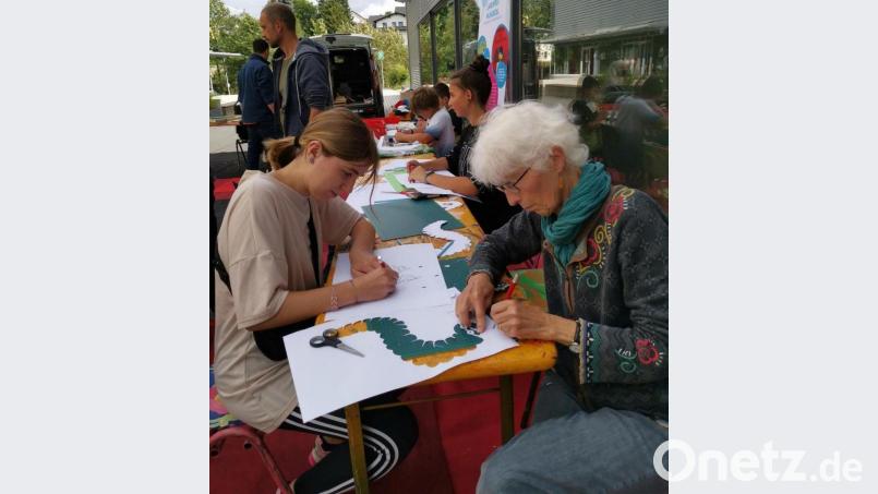 Jung und Alt bei der Juku-Aktion „Kunst als Fremdsprache“ in Marktredwitz. Bild: fphs