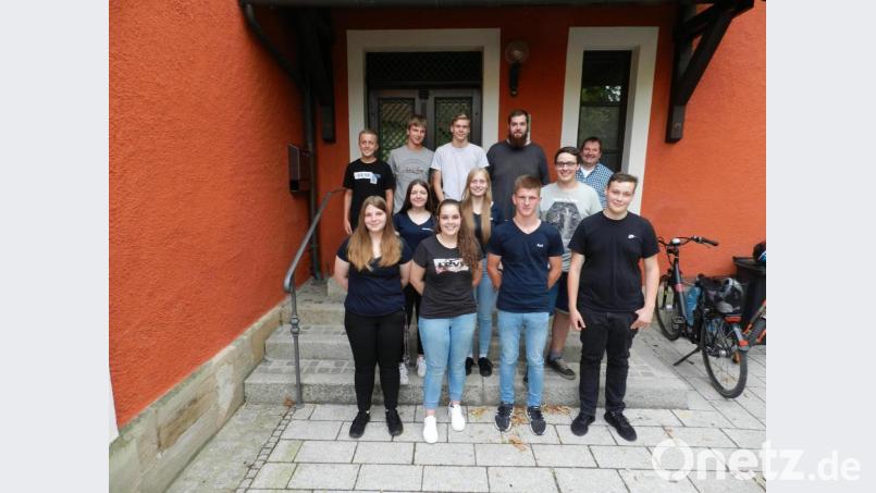 Anika Schönmann (Zweite von links) und Andreas Bauer (Zweiter von rechts) sind die beiden ersten Vorsitzenden der KLJB Oberbibrach. Bürgermeister Alexander Goller gratulierte dem neuen Vorstand. Bild: edo