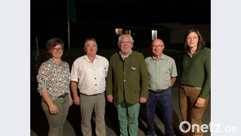 Die neue Führung der Jäger-Kreisgruppe (von links): Tanja Schlagenhaufer, Dietmar Maier, Burkhard Graf Beissel von Gymnich, Herbert Obermeier und Marina Baier. Bild: Schlagenhaufer/exb