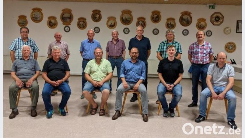 Die Vorstandschaft der Chorgemeinschaft: (vorne von links nach rechts) Egon Schraml, Martin Greger, Vorsitzender Thomas Wegmann, Alexander Hecht, Patrick Scherm und Johannes Hecht. (Hinten von links nach rechts) Reinhard Englmann, Michael Braun, Lothar Scharf, Siegfried Linhard, Volker Pöhlmann, Siegfried Sirtl und Peter Wegmann. Bild: twg
