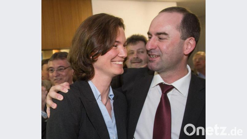 Tanja Schweiger (Freie Wähler) steht am 30.03.2014 in Regensburg (Bayern) neben ihrem Lebensgefährten, dem Vorsitzende der Freien Wähler Hubert Aiwanger. Schweiger ist die neue Landrätin in Regensburg. Bild: Armin Weigel