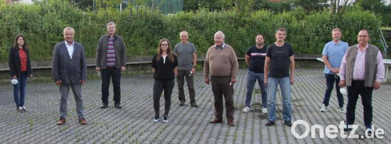 Ägidius Viehauser (rechts) steht nun an der Spitze der Jagdgenossenschaft Rottendorf. Unser Bild zeigt ihn zusammen mit (von links) Viktoria Schmalhofer (Untere Jagdbehörde), Bürgermeister Josef Deichl, Ludwig Eckl (Beisitzer, Kassier), Katharina Busch (Untere Jagdbehörde) Richard Götz (Kassenprüfer), Dr. Peter Schulz (Jagdpächter), Michael Schönberger (Beisitzer), Andreas Heinrich (zweiter Jagdvorsteher) und Alexander Rauch (Schriftführer). Bild: ral