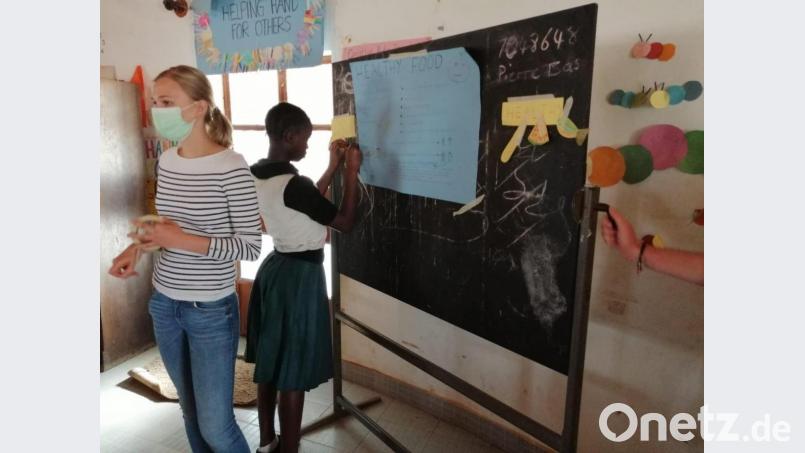 Sara Burgfeld im Unterricht in Gambia. Es ging um gesunde Ernährung. Bild: Sara Burgfeld/exb