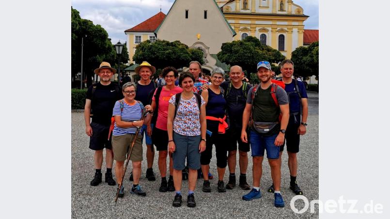 Dankbar und glücklich ist die Pilgergruppe aus Amberg und Umgebung an der Gnadenkapelle in Altötting angekommen, wo sie einen Dankgottesdienst feierte. Alle Teilnehmer sind zweifach geimpft. Bild: Sebastian Birzer