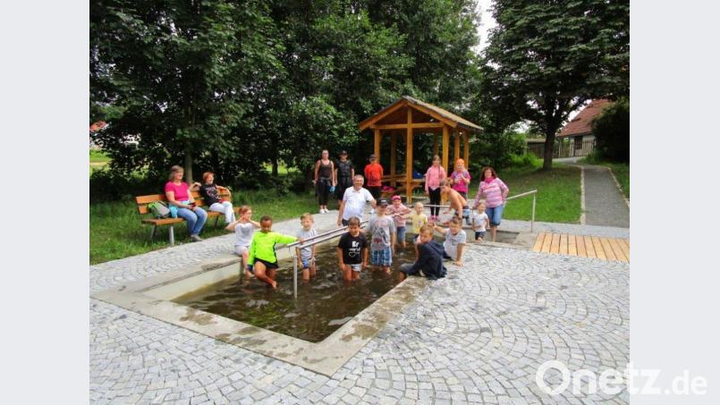 Die Kinder haben die feucht-fröhliche Unterhaltung am und im neuen Kneipp-Becken in Friedenfels genossen. Bild: roh