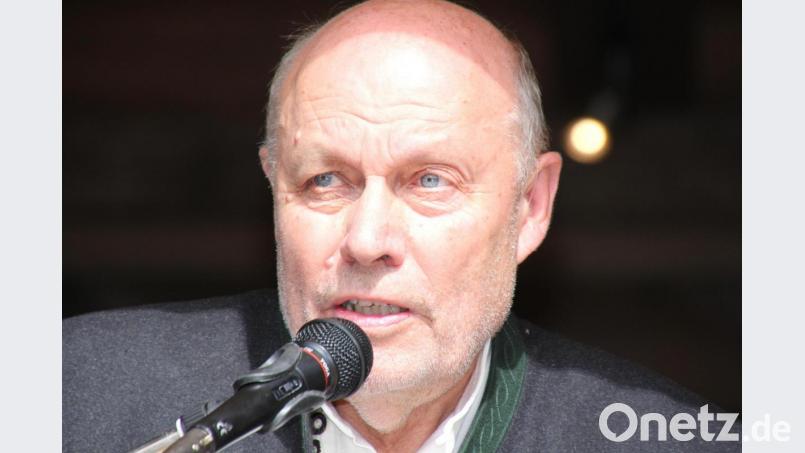 Altbürgermeister Albert Köstler, so wie man ihn kennt. Er richtete mahnende Worte an die Jugend, nicht alles dem Altar des Zeitgeistes zu opfern, sondern die Tradition zu bewahren. Bild: kro