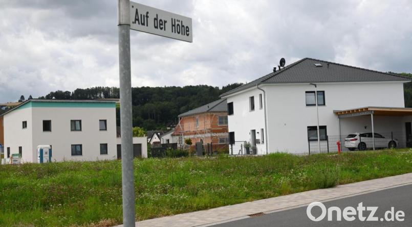 Die weitere Ausweisung von Neubaugebieten, hier der fast schon vollständig bebaute Bereich Auf der Höhe in Witzlhof, sieht Bürgermeister Hermann Böhm gefährdet, wenn sich die wirtschaftliche Entwicklung auf den Ballungsraum Nürnberg konzentriert und ländliche Regionen wie der Landkreis Amberg-Sulzbach in diese Entwicklung nicht einbezogen werden. Bild: gf
