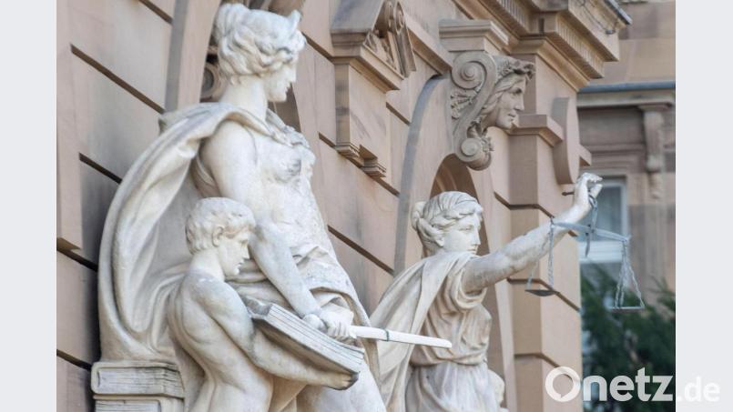 Vor einem Gerichtsgebäude steht u.a. eine Statue der Justitia. Symbolbild: Stefan Puchner/dpa