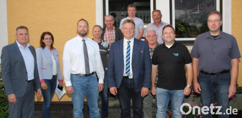 Adolf Hammer (vorne, Mitte) steht als Vorsitzender weiter an der Spitze des CSU-Ortsverbandes Teunz. Zur Wahl gratulierten Bürgermeister Norbert Eckl und Bundestagskandidatin Martina Englhardt-Kopf (von links). Bild: frd