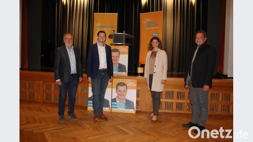 Der Wahlkampf der Freien Wähler ist eröffnet: Im Bild von links der Chamer Kreisvorsitzende Hans Kraus, Kandidat Christian Schindler, Bezirksvorsitzende Tanja Schweiger und der Schwandorfer Kreisvorsitzende Dieter Jäger. Bild: Josef Heigl/exb