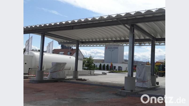 Die Bauarbeiten sind unterdessen weit fortgeschritten: Vor den Werkstoren des Unternehmens Godelmann in Högling entsteht eine Gastankstelle für Schwerlastfahrzeuge. Bild: Houschka