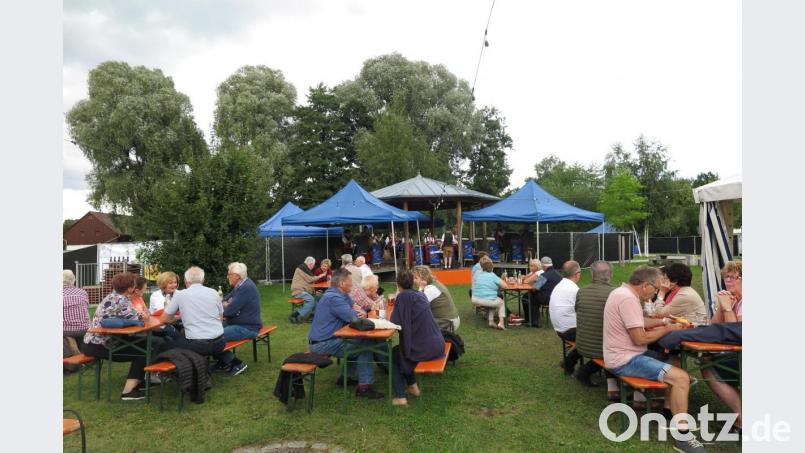 Die Zuhörer genossen die Livemusik der Kemnather Stadtkapelle auf dem Eisweiher-Gelände. Bild: jzk