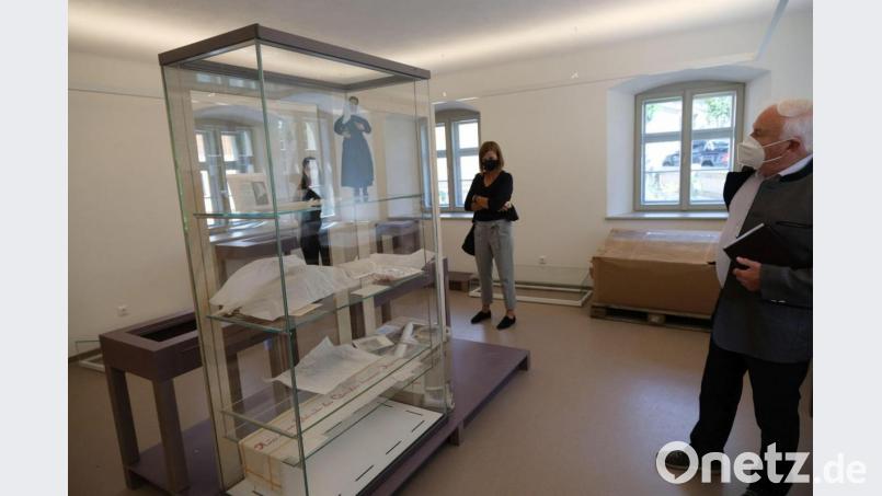 Bei einem Blick hinter die Kulissen konnten sich die Museumsleiter über den aktuellen Stand im Theres-Neumann-Museum informieren. Bild: hba