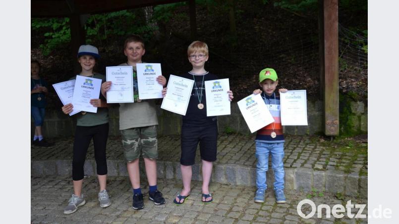 29 Kinder nahmen am Minigolf-Turnier des OWV Moosbach teil. Aufgeteilt in Gruppen dem Alter entsprechend wurde gespielt und die Sieger jeder Gruppe ausgezeichnet. Bild: gi